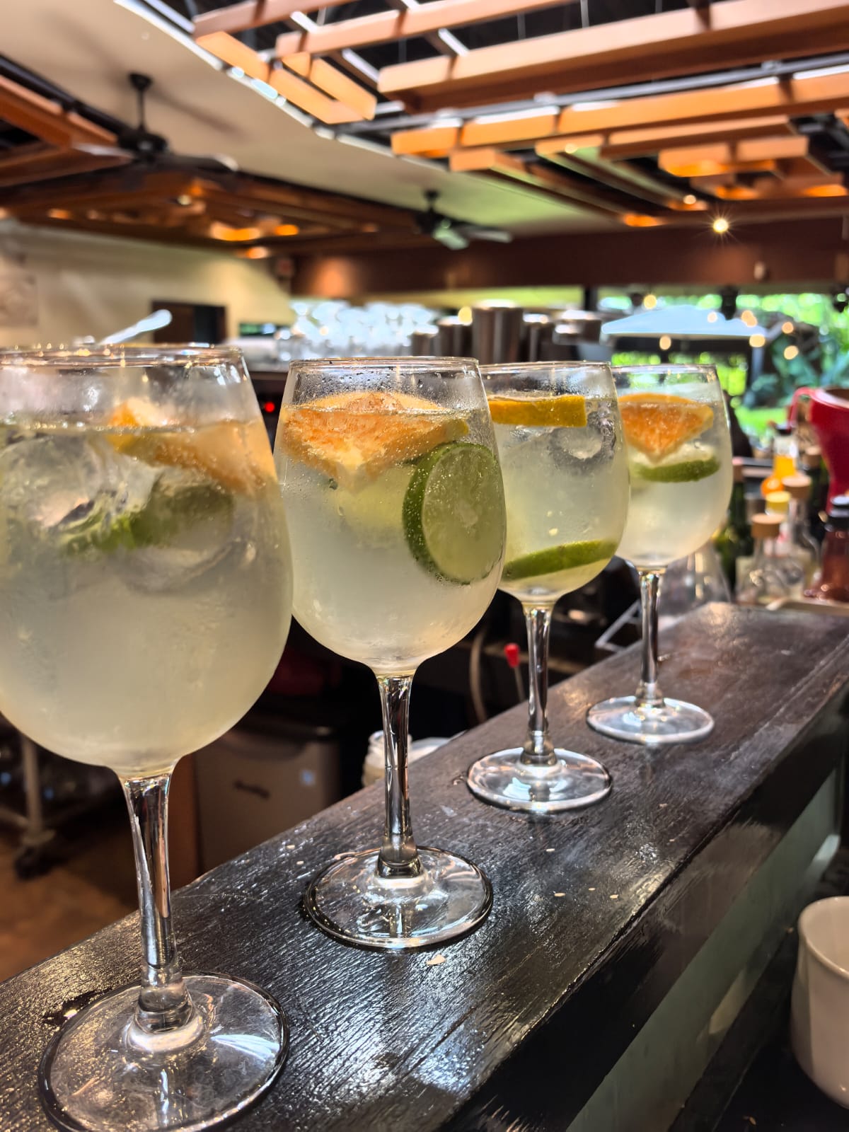 Cóctel de autor servido en la barra de Tequilita Boom